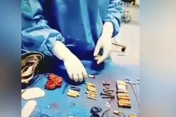 Bác sĩ giỏi đi tù 31 năm vì tiêm vắc xin giả cho người tình của mẹ-2