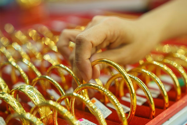 Giá vàng giảm mạnh, USD tăng dữ dội-2