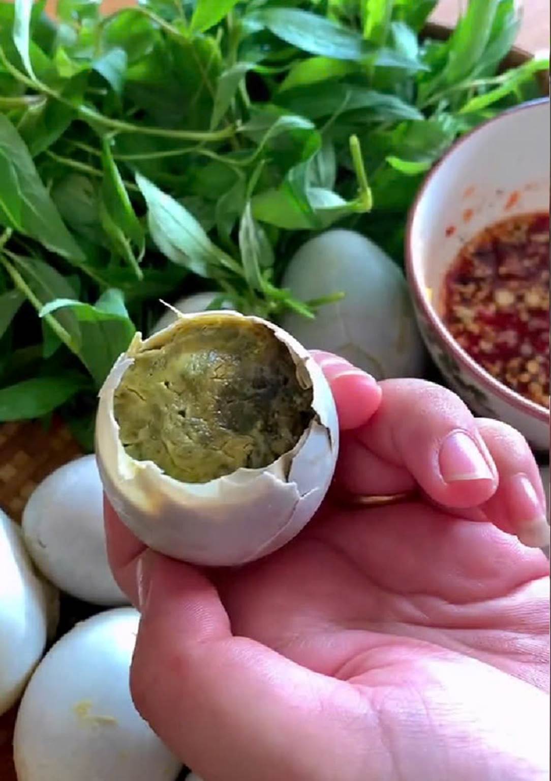 Rỉ tai nhau ăn trứng thối để cải thiện sinh lý, coi chừng dính chưởng!-1