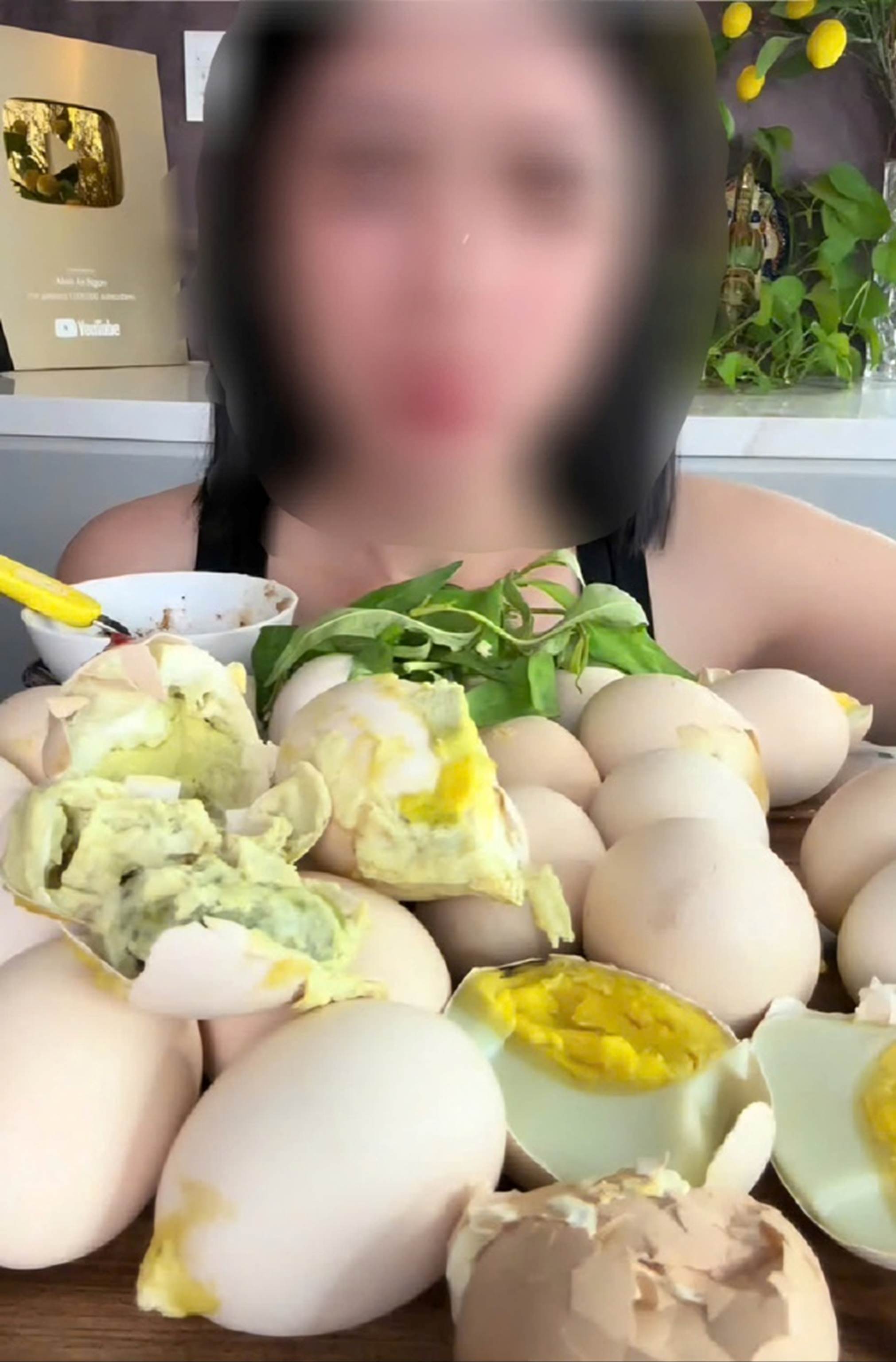 Rỉ tai nhau ăn trứng thối để cải thiện sinh lý, coi chừng dính chưởng!-4