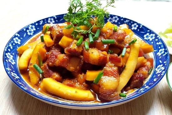 Cách làm món thịt ba rọi kho cùi dừa đơn giản