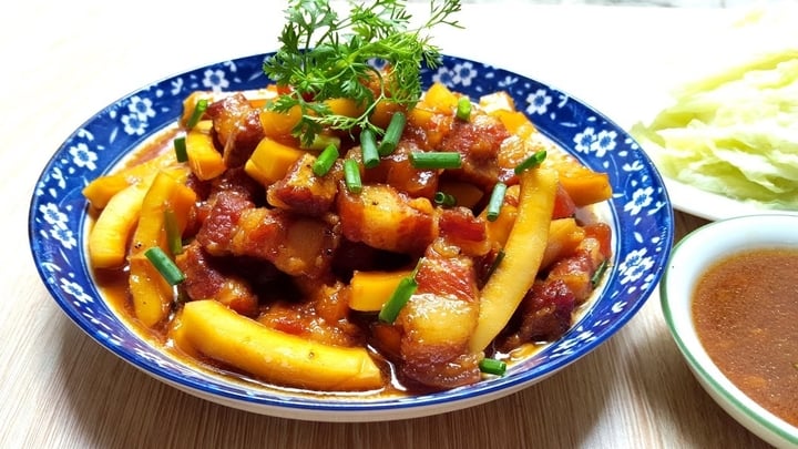 Cách làm món thịt ba rọi kho cùi dừa đơn giản-2