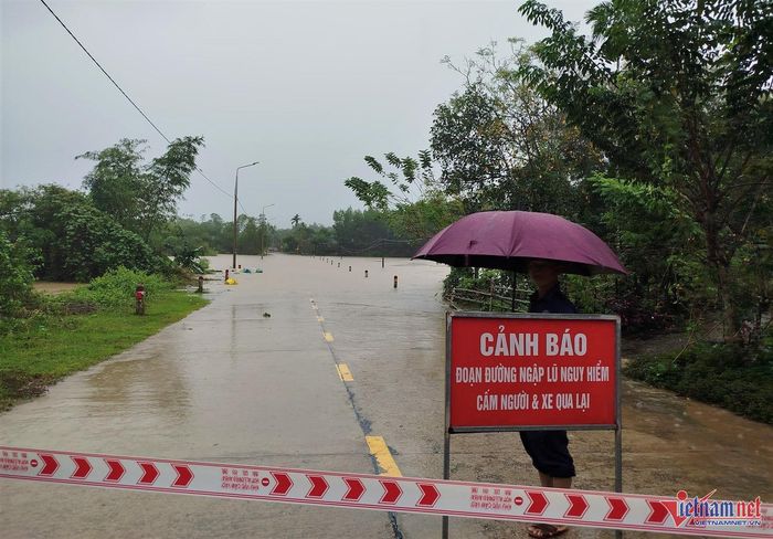 Nước chảy như thác ở Cù Lao Chàm, ĐT611 ngập sâu chia cắt 2 huyện ở Quảng Nam-6