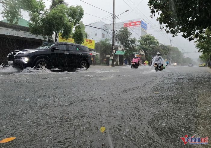 Nước chảy như thác ở Cù Lao Chàm, ĐT611 ngập sâu chia cắt 2 huyện ở Quảng Nam-1