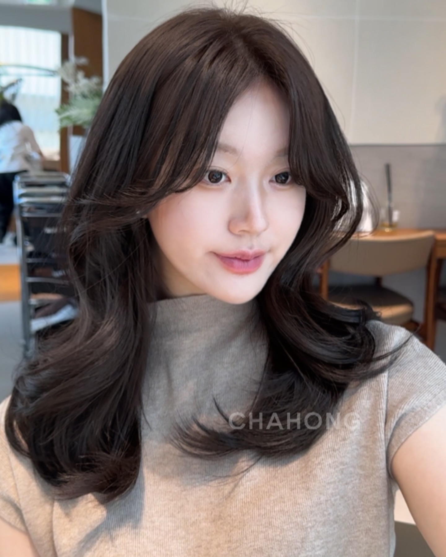 5 kiểu tóc xoăn giúp gương mặt trẻ hơn-5