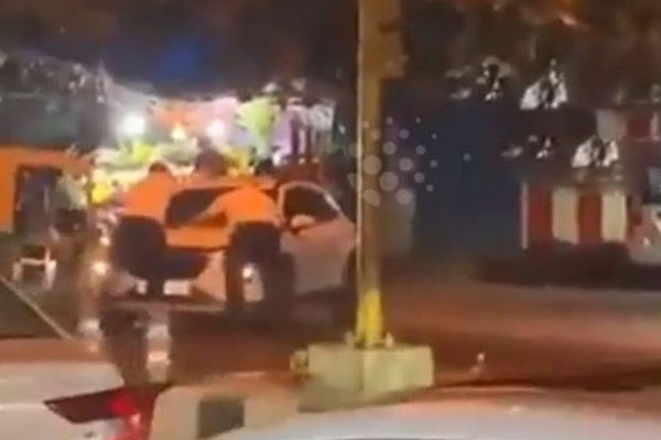 Vượt đèn đỏ, tài xế ô tô kéo lê 2 cảnh sát rồi hất văng xuống đường-1