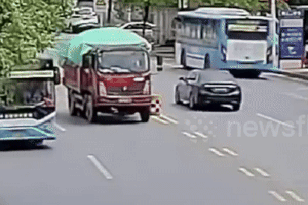 Lao công thoát chết trong gang tấc khi xe tải mất lái lao vụt qua-1