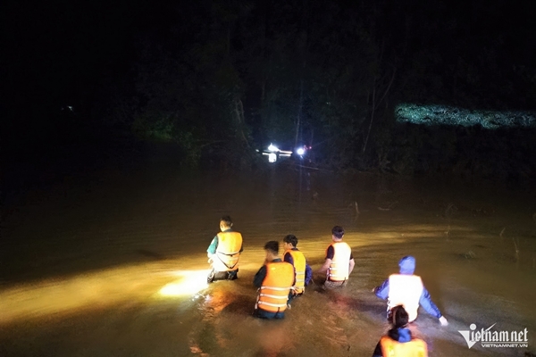 Tắm biển, 2 học sinh Đà Nẵng bị sóng cuốn-2
