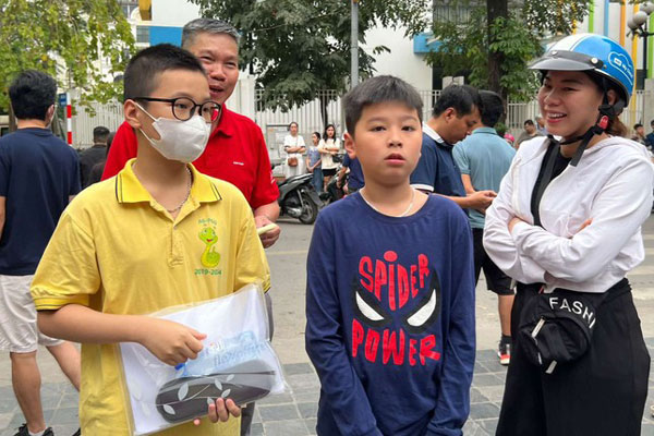 Chiếc hòm đặc biệt trong lớp khi Hà Nội siết học sinh dùng điện thoại-13