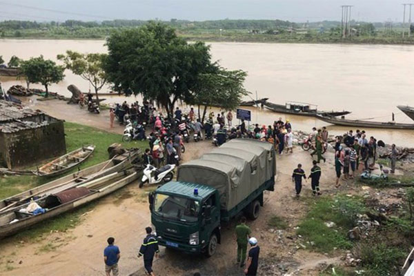 Nghi vấn đôi nam nữ bỏ lại xe máy trên cầu rồi nhảy xuống sông ở Quảng Trị tự tử-2