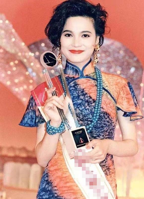 Mỹ nhân bỏ rơi bạn trai để săn đại gia, U60 sống trong cô độc-1