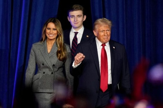 Barron Trump lần đầu cười