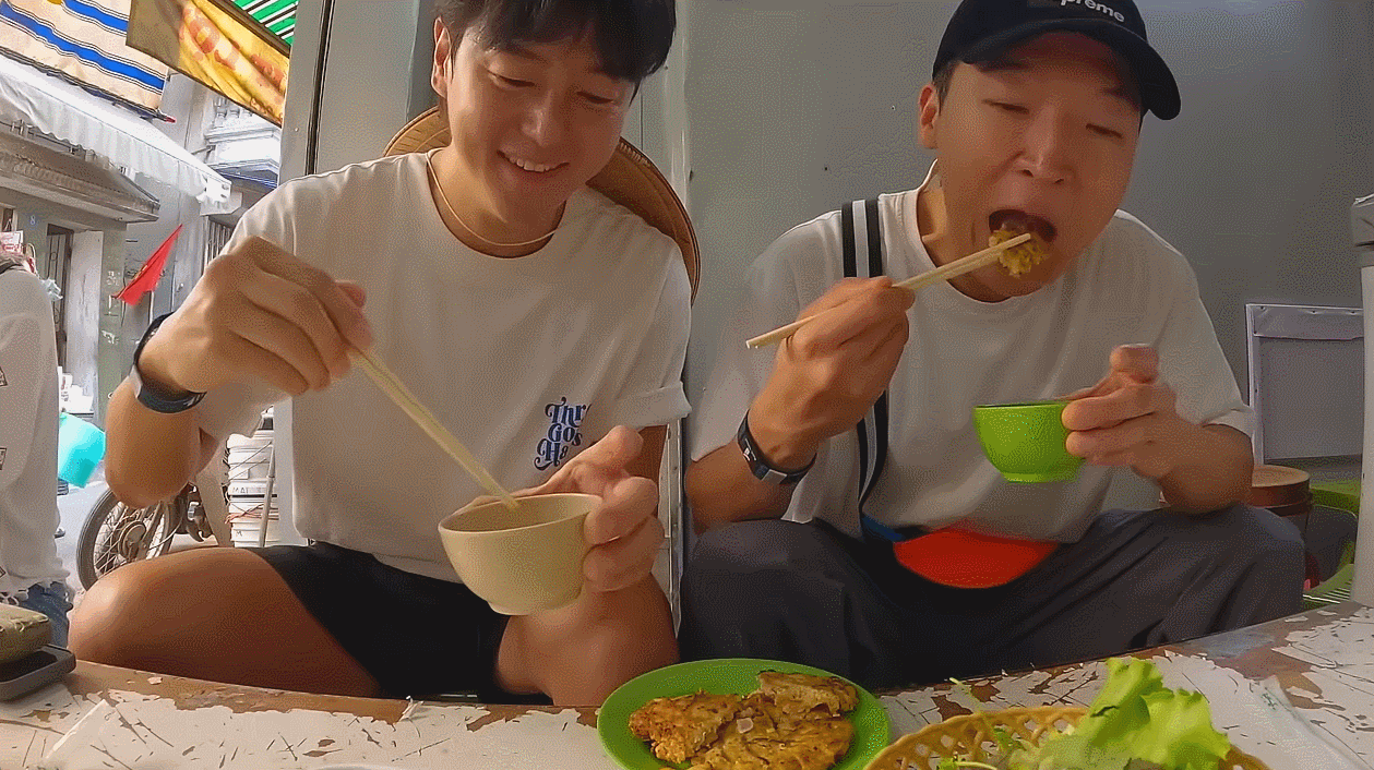 Khách Hàn Quốc thử món nhìn là sợ ở Hà Nội, ăn rồi lại gắp không ngừng-4