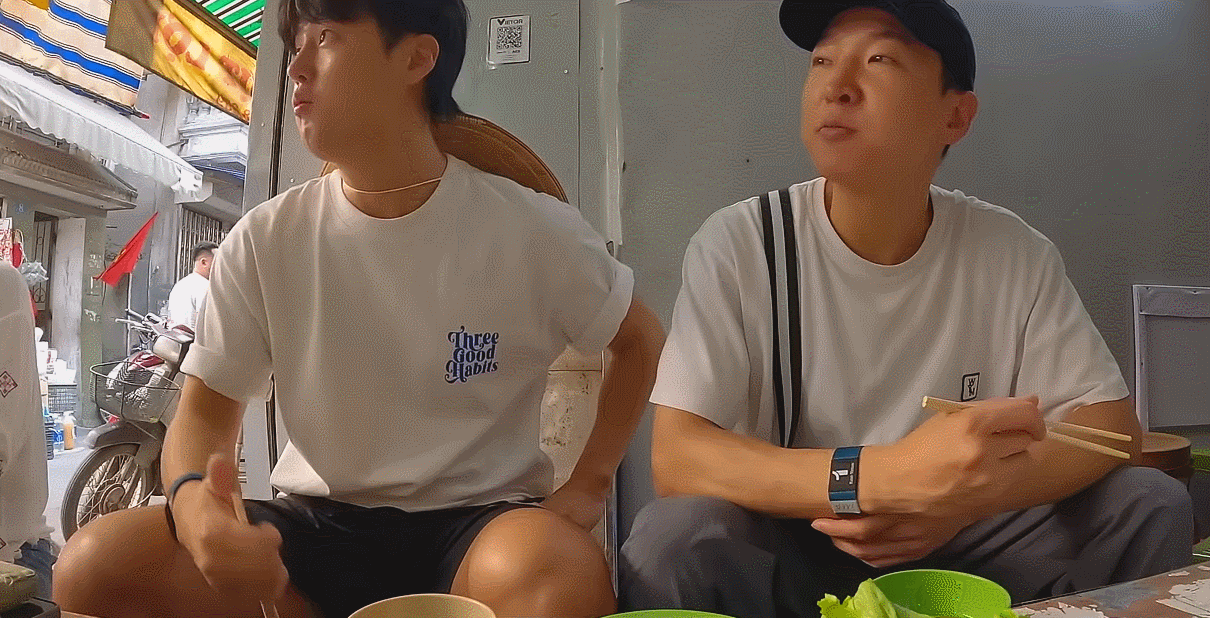 Khách Hàn Quốc thử món nhìn là sợ ở Hà Nội, ăn rồi lại gắp không ngừng-5