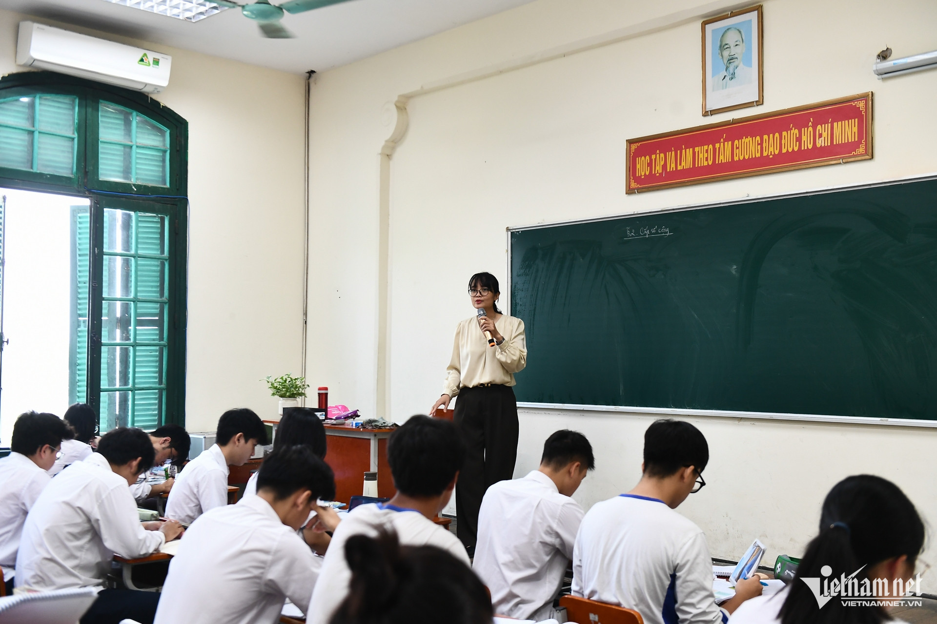 Chiếc hòm đặc biệt trong lớp khi Hà Nội siết học sinh dùng điện thoại-1