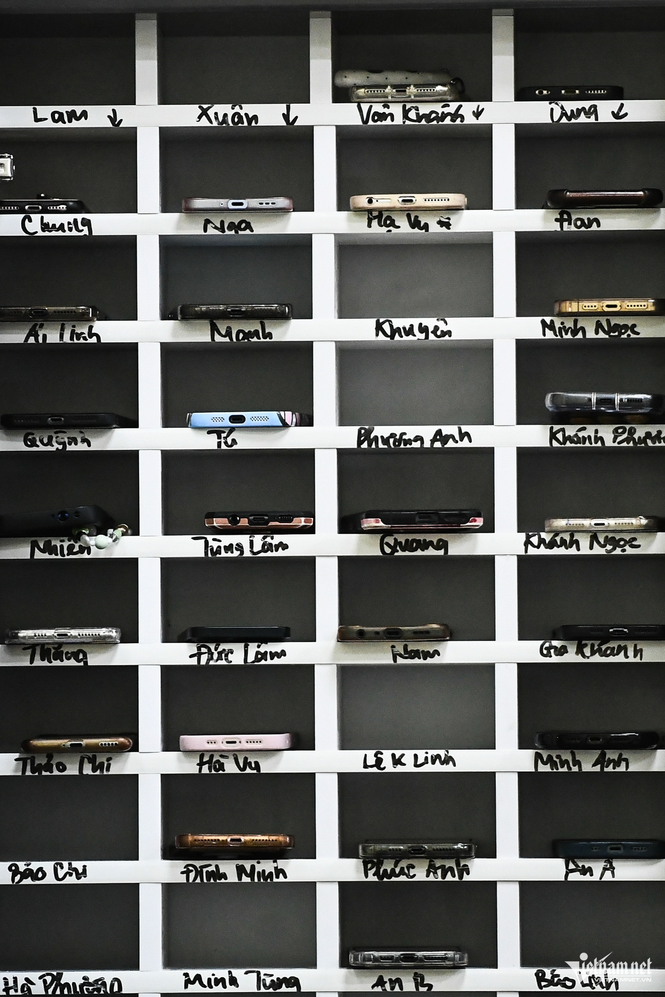 Chiếc hòm đặc biệt trong lớp khi Hà Nội siết học sinh dùng điện thoại-3