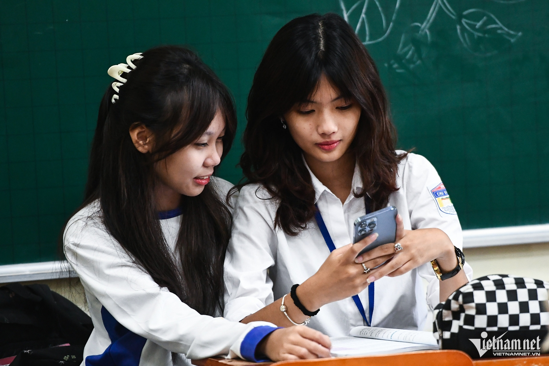 Chiếc hòm đặc biệt trong lớp khi Hà Nội siết học sinh dùng điện thoại-4