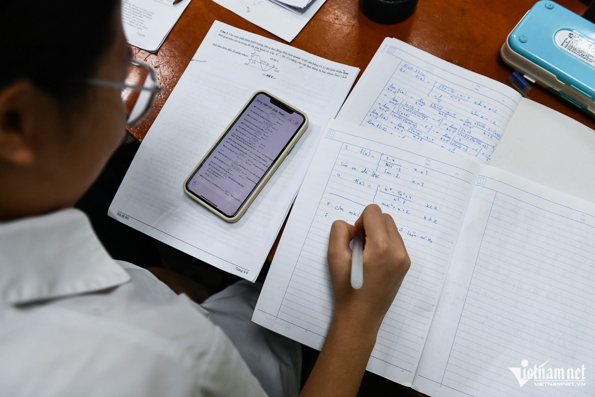 Chiếc hòm đặc biệt trong lớp khi Hà Nội siết học sinh dùng điện thoại-5