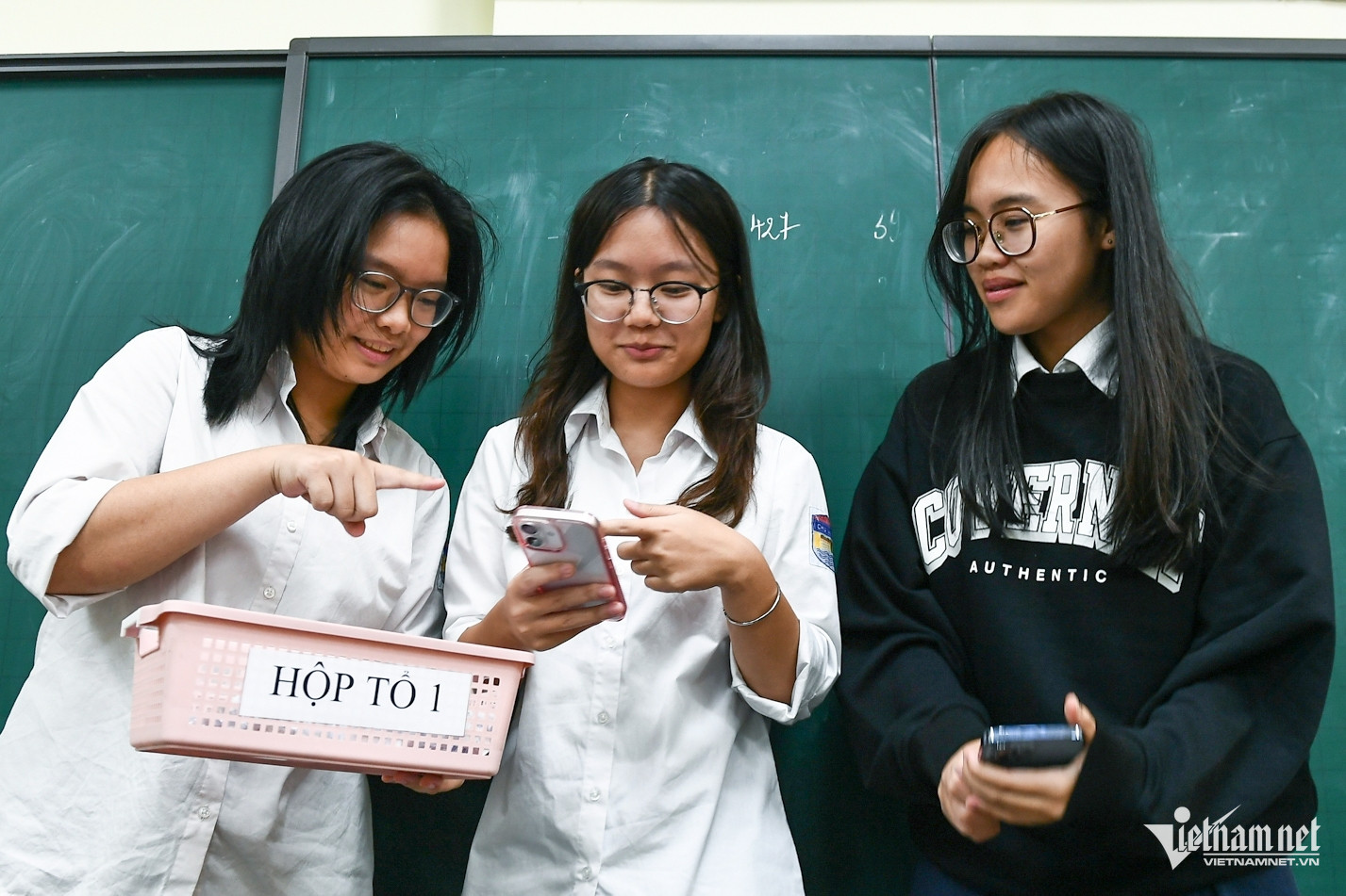 Chiếc hòm đặc biệt trong lớp khi Hà Nội siết học sinh dùng điện thoại-6