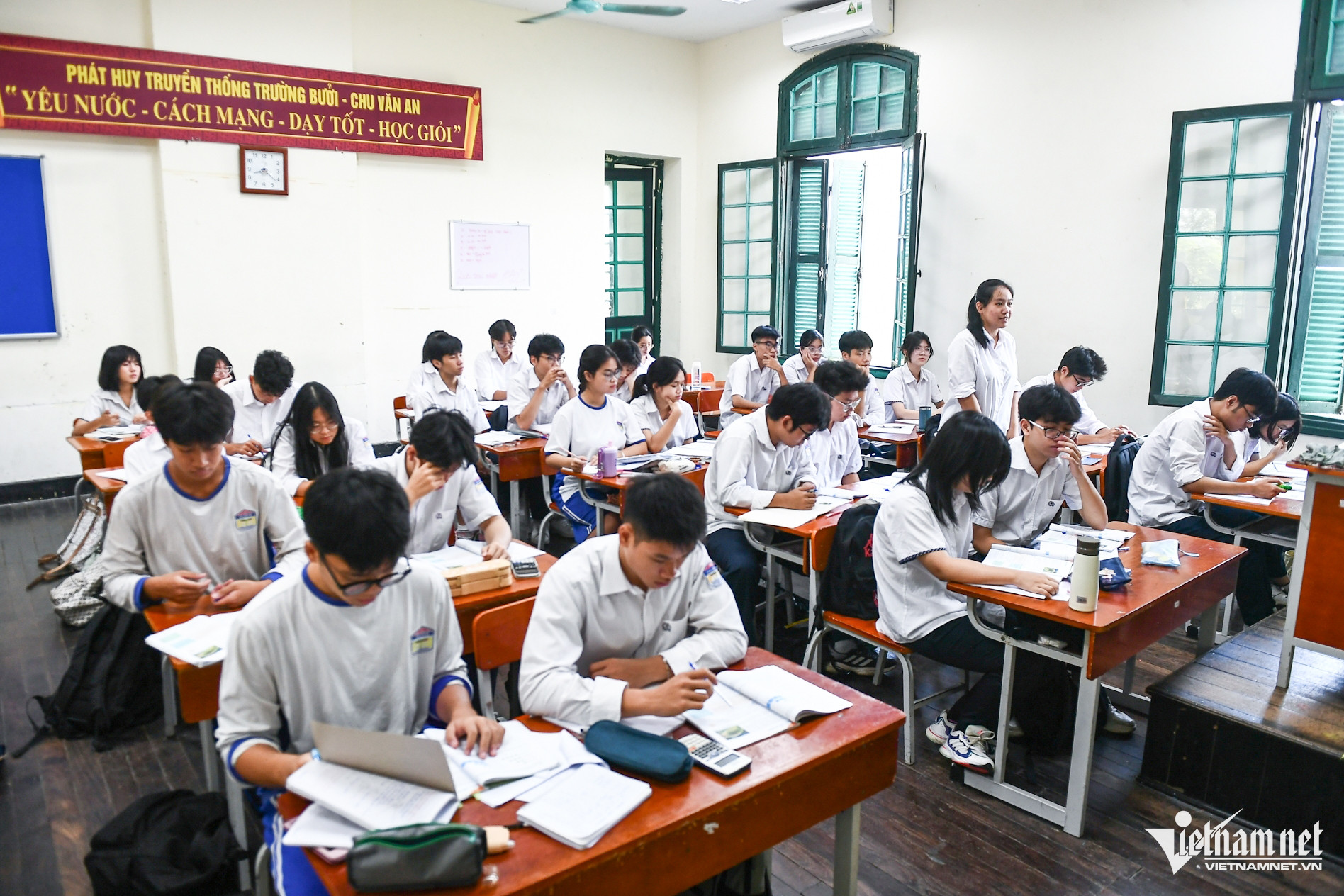 Chiếc hòm đặc biệt trong lớp khi Hà Nội siết học sinh dùng điện thoại-12