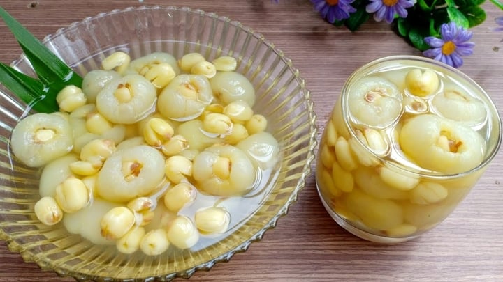 Cách nấu chè hạt sen long nhãn thơm ngon đơn giản-1