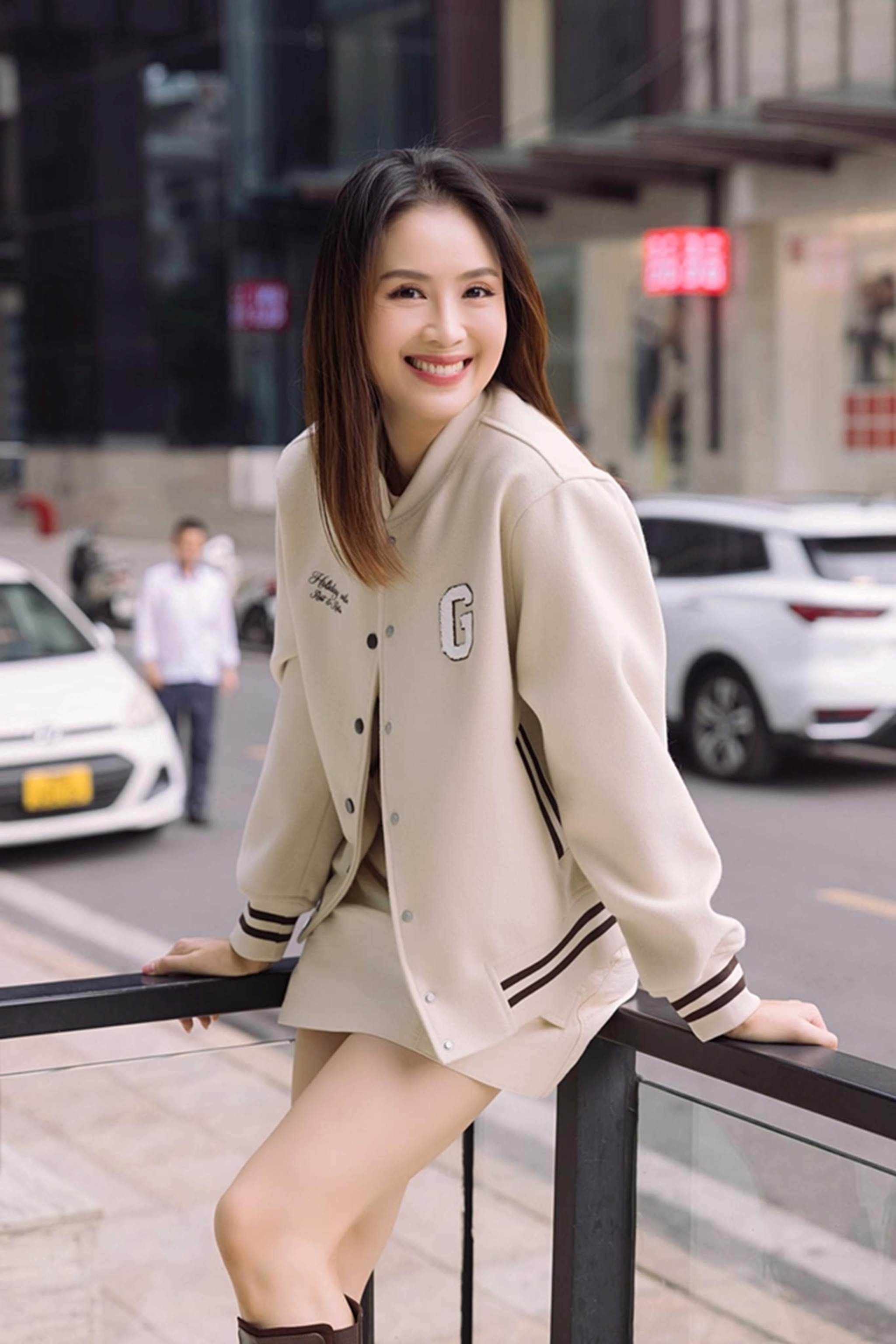 Hồng Diễm ấn tượng với phong cách dạo phố mùa đông-1