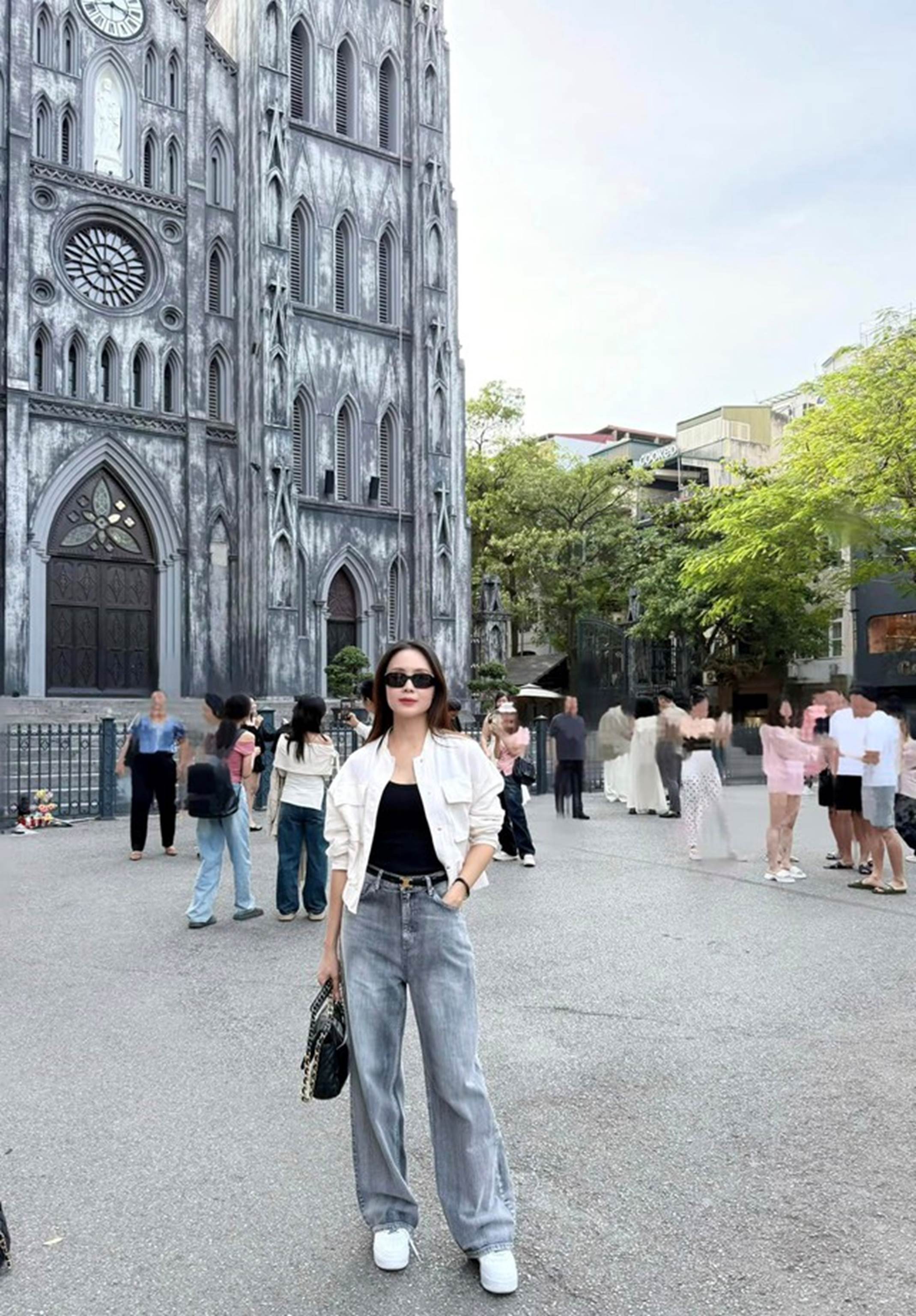 Hồng Diễm ấn tượng với phong cách dạo phố mùa đông-4