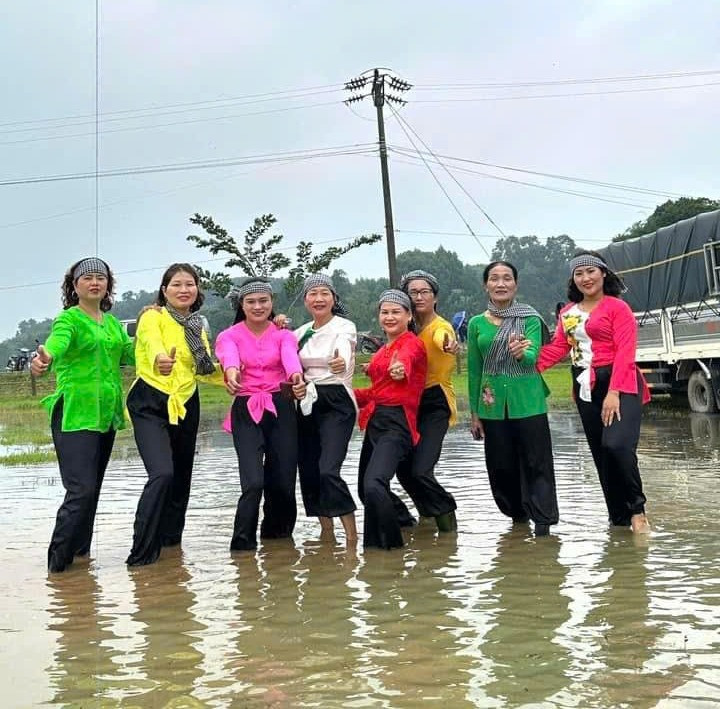 Hàng trăm người bì bõm lội nước dự đám cưới ở rốn lũ Hà Tĩnh-3