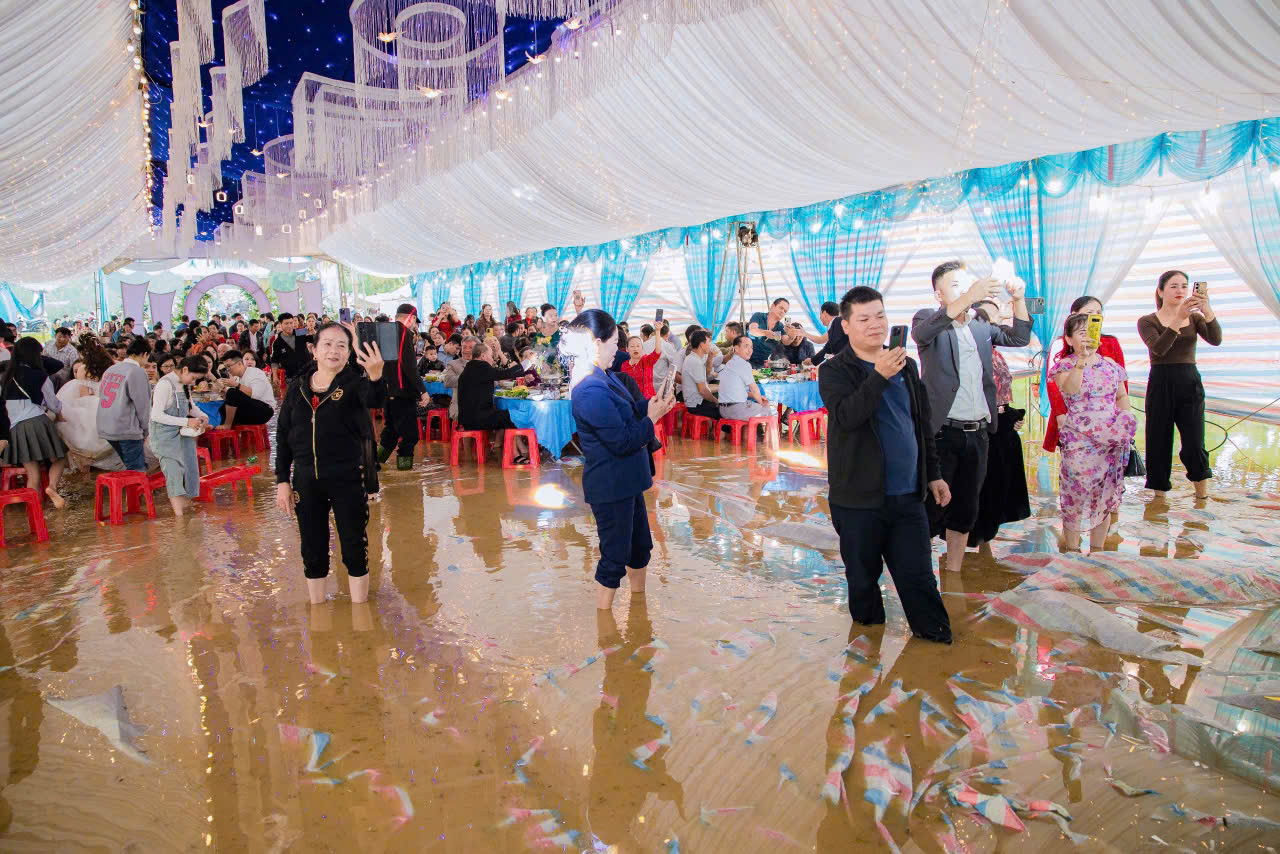 Hàng trăm người bì bõm lội nước dự đám cưới ở rốn lũ Hà Tĩnh-4