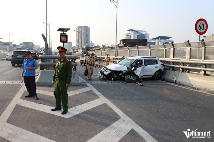 Ô tô con biến dạng sau cú tông dải phân cách đường vành đai 2 trên cao ở Hà Nội-6