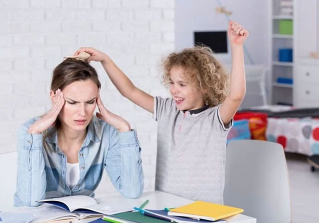 Vì sao trẻ con sẽ trở nên nghịch hơn khi ở cạnh mẹ?-1