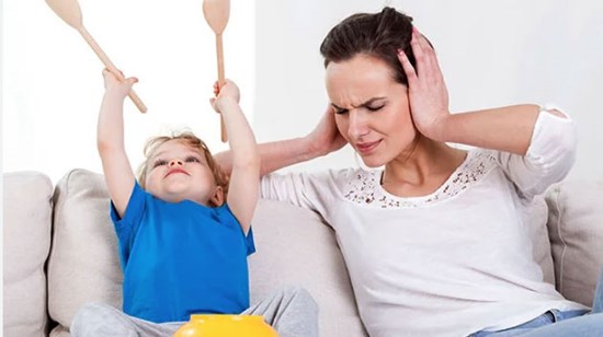 Vì sao trẻ con sẽ trở nên nghịch hơn khi ở cạnh mẹ?