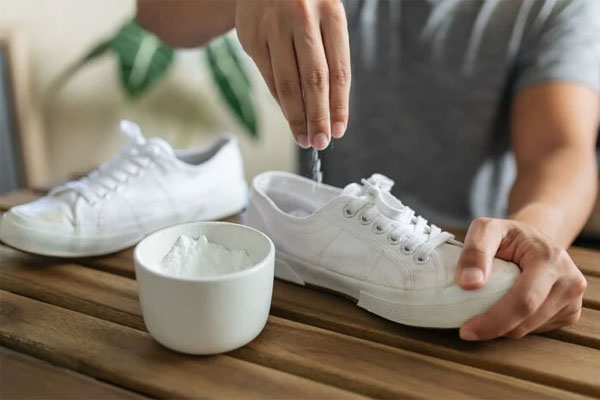 Mẹo làm khô giày nhanh chóng sau khi bị dính mưa-3