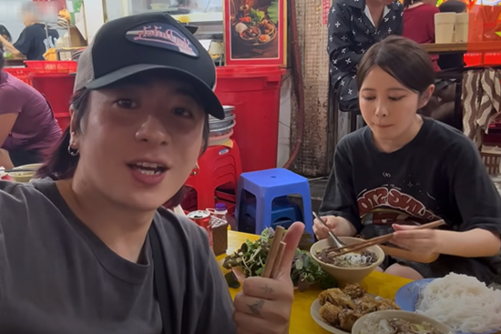 Khách Nhật ăn món nức tiếng Hà Nội, bất ngờ xin lỗi vì phát hiện một điều
