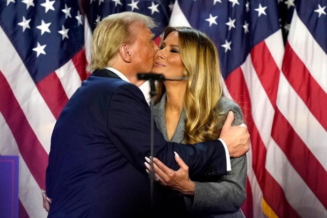 Bộ váy 6.900 USD của bà Melania mừng ông Trump thắng cử-2