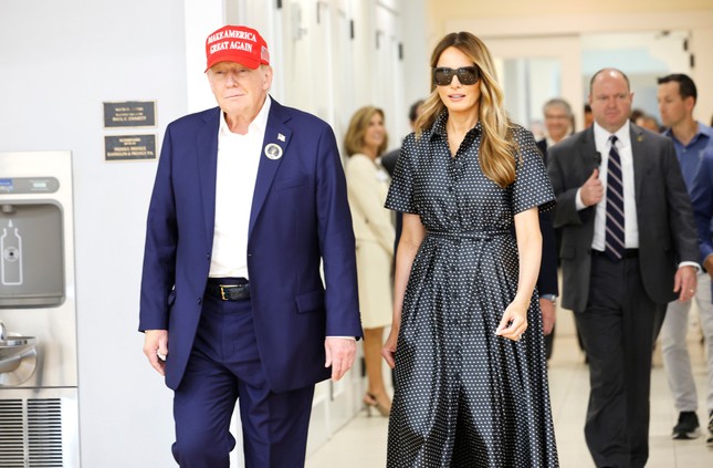 Bộ váy 6.900 USD của bà Melania mừng ông Trump thắng cử-4