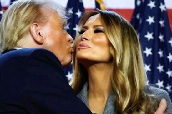 Bộ váy 6.900 USD của bà Melania mừng ông Trump thắng cử