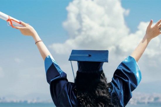Bỏ tiền du học là để có công việc tốt, sao lại nói không về nước là ích kỷ?