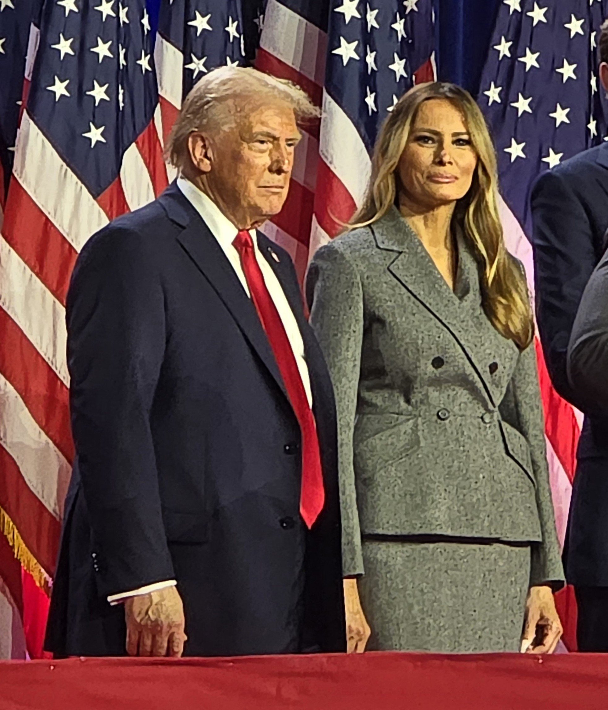 Bà Melania vắng mặt trong bức ảnh gia đình Trump-3