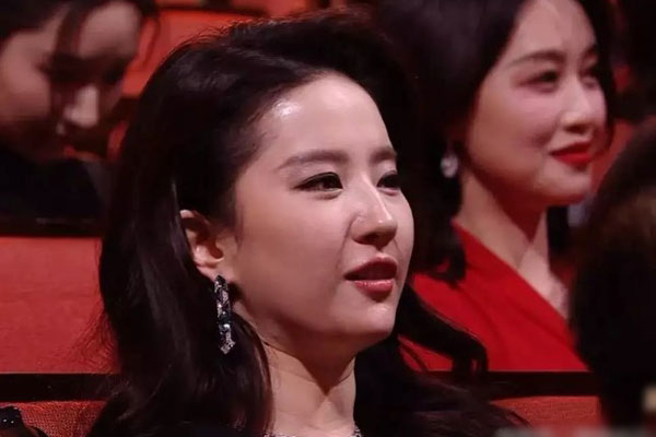 Lưu Diệc Phi nhận giải cũng bị chê cười-4