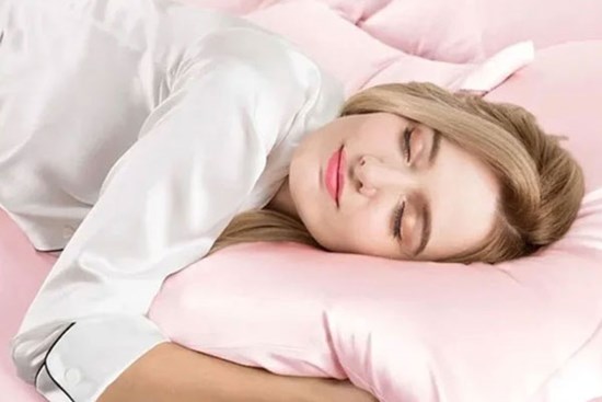 Cách chăm sóc tóc uốn khi ngủ