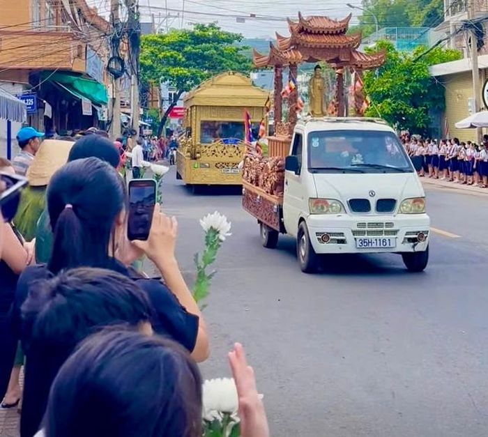 Xúc động hình ảnh học sinh và người dân Vũng Tàu đưa tiễn 2 chị em tử vong trong vụ cháy-1