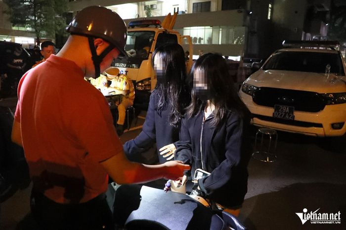 CSGT Hà Nội hóa trang xử lý quái xế, phát hiện nhiều học sinh vi phạm-4