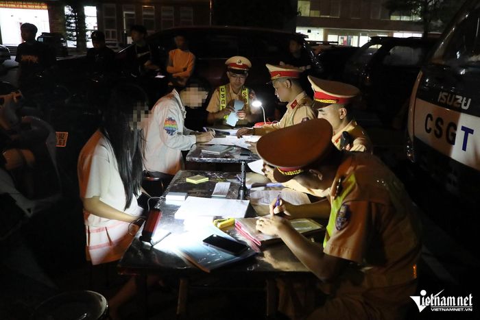 CSGT Hà Nội hóa trang xử lý quái xế, phát hiện nhiều học sinh vi phạm-8