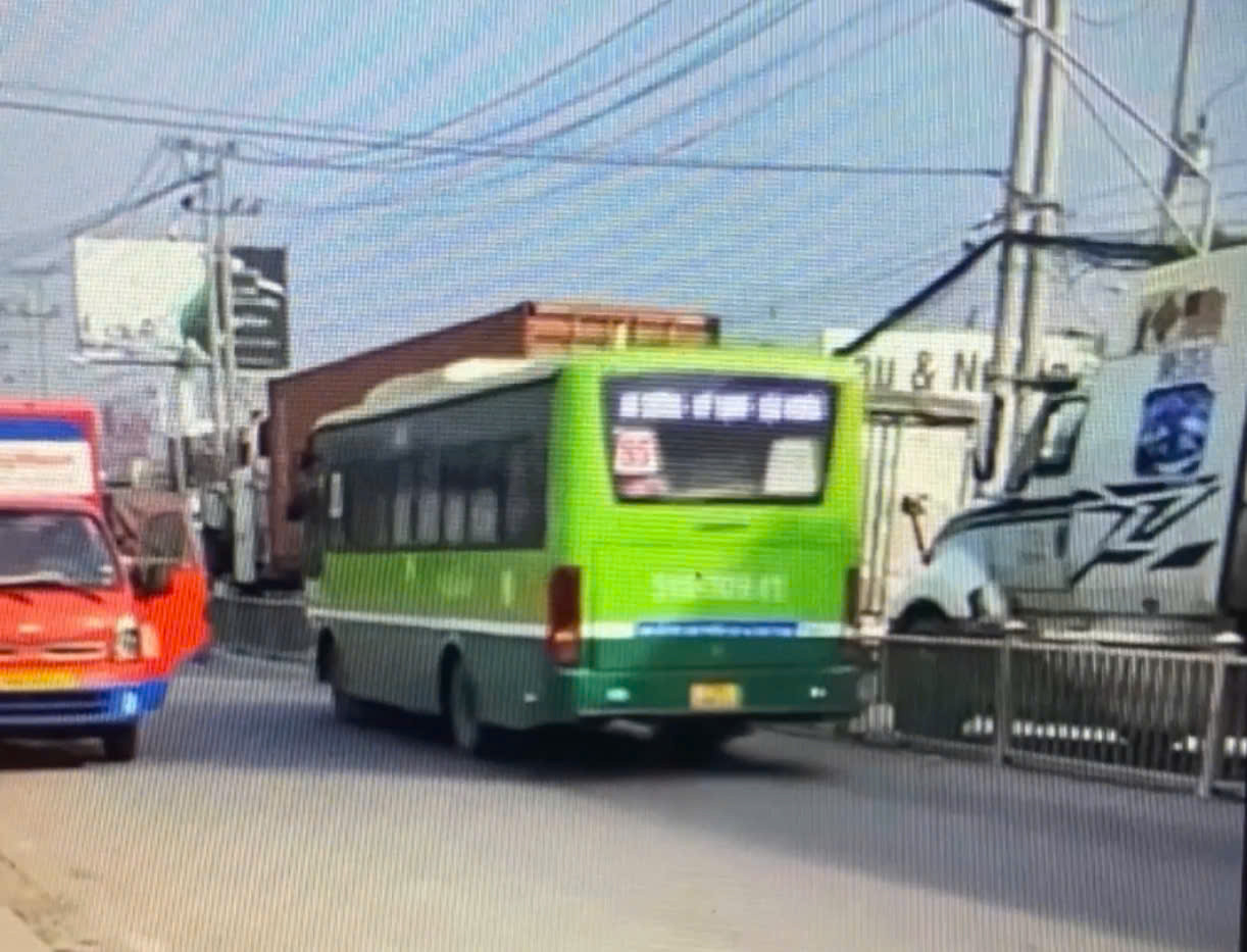 Xe buýt chạy ngược chiều, lao vun vút trên tỉnh lộ ở Long An-1