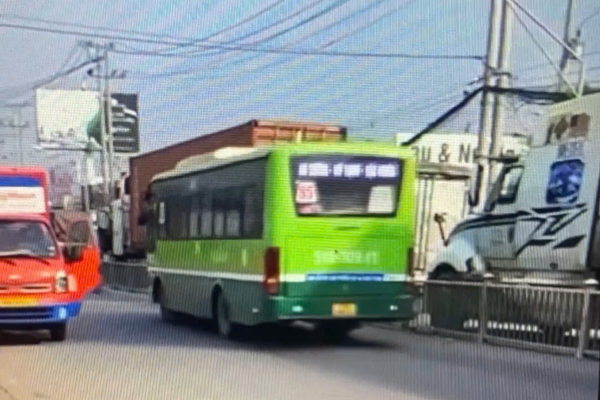 Cảnh nhan nhản người đi xe máy vượt đèn đỏ, gây rối loạn ngã tư ở Hà Nội-19