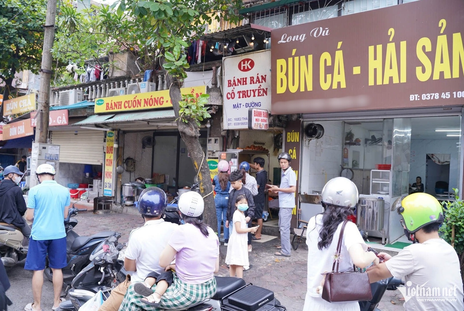 Quán siêu nhỏ ngày bán vài nghìn chiếc bánh rán, khách đứng kín vỉa hè chờ mua-10