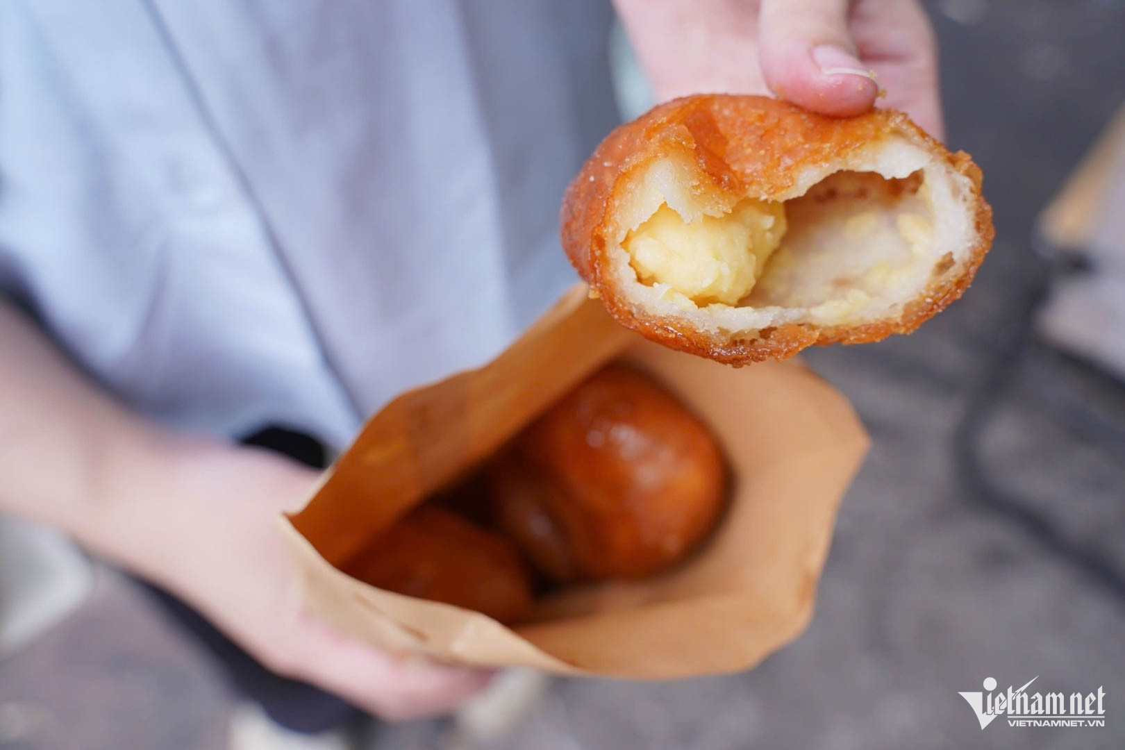 Quán siêu nhỏ ngày bán vài nghìn chiếc bánh rán, khách đứng kín vỉa hè chờ mua-11