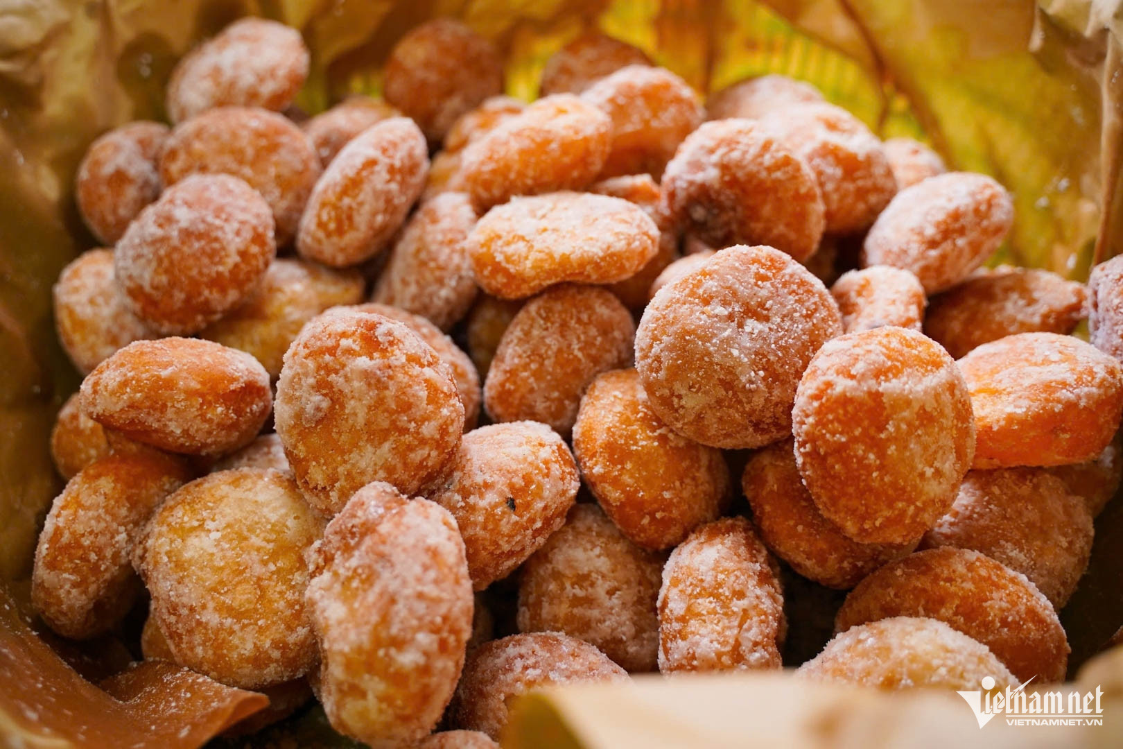 Quán siêu nhỏ ngày bán vài nghìn chiếc bánh rán, khách đứng kín vỉa hè chờ mua-2