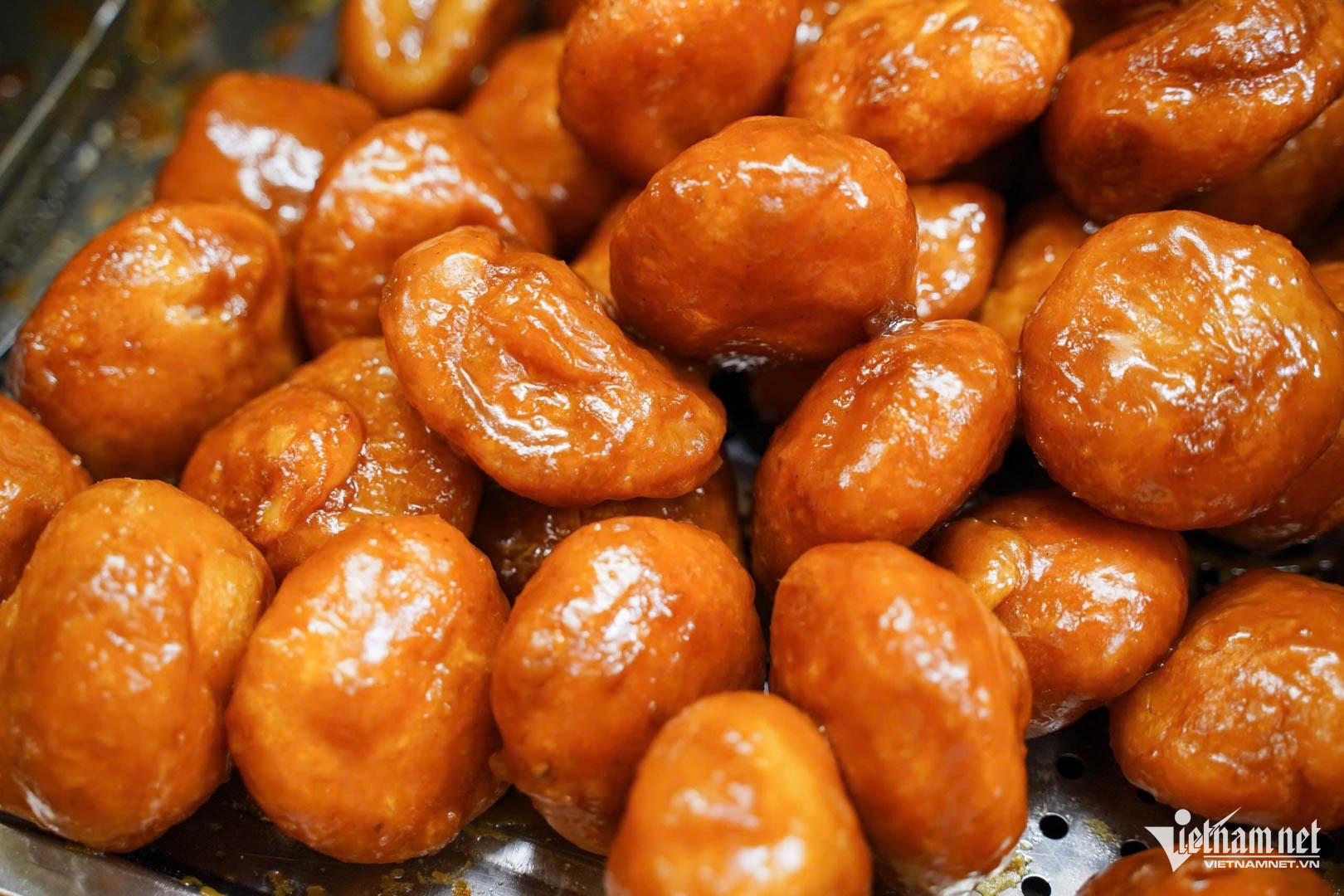 Quán siêu nhỏ ngày bán vài nghìn chiếc bánh rán, khách đứng kín vỉa hè chờ mua-3